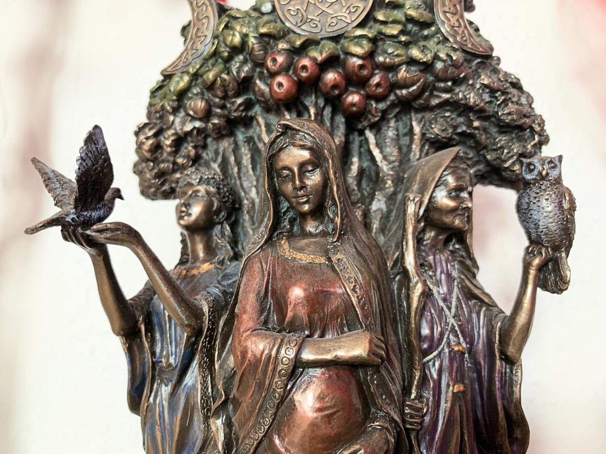 Brunnen Bronze "Drei Frauen".