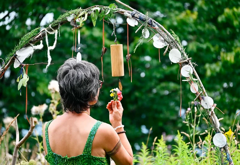 Seminarteilnehmerin vor dem Naturkreis